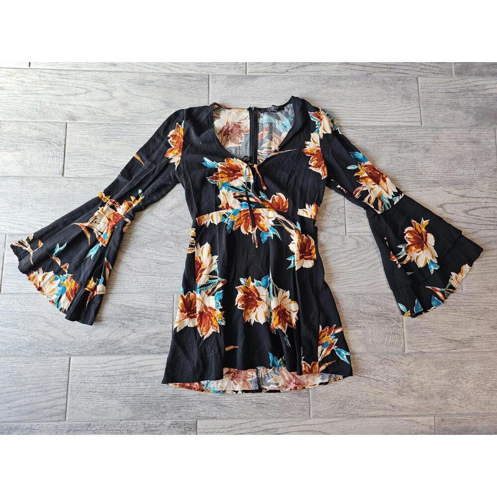Womens Forever 21 Contemporary Floral Short Dress Size Small Long Bell Sleeves